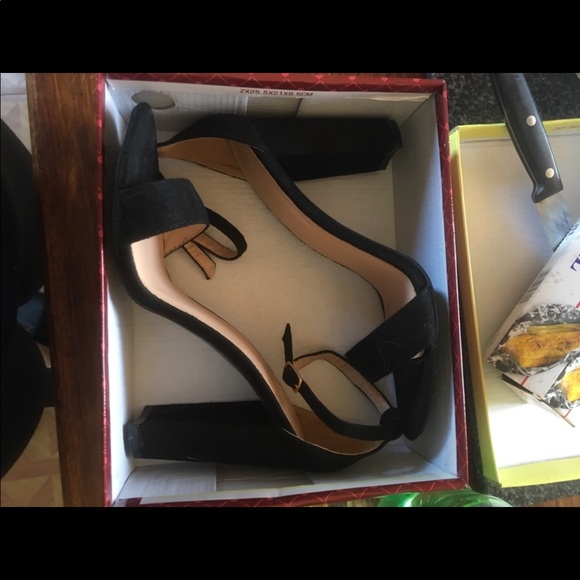 Black heels - Picture 3 of 4